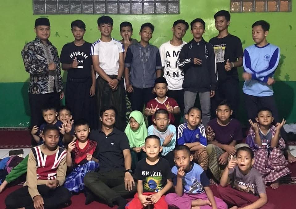 Anak-anak putra berfoto bersama di ruang kegiatan