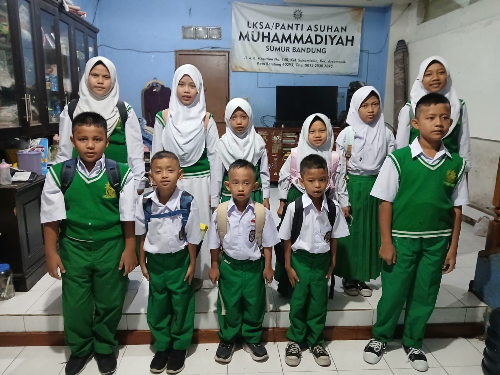 Anak-anak asuh mengenakan seragam sekolah