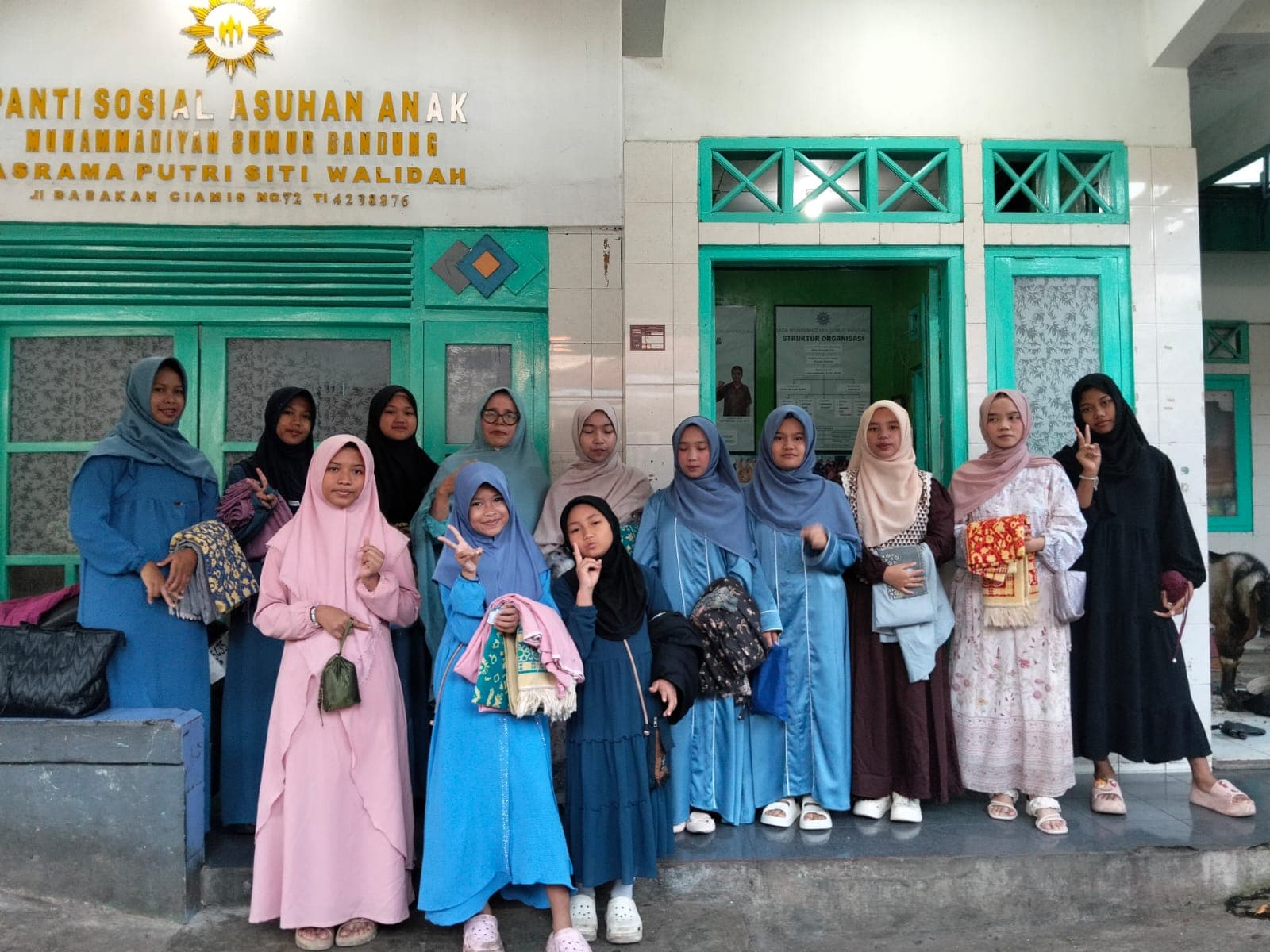 Anak-anak dan pendamping di depan asrama putri
