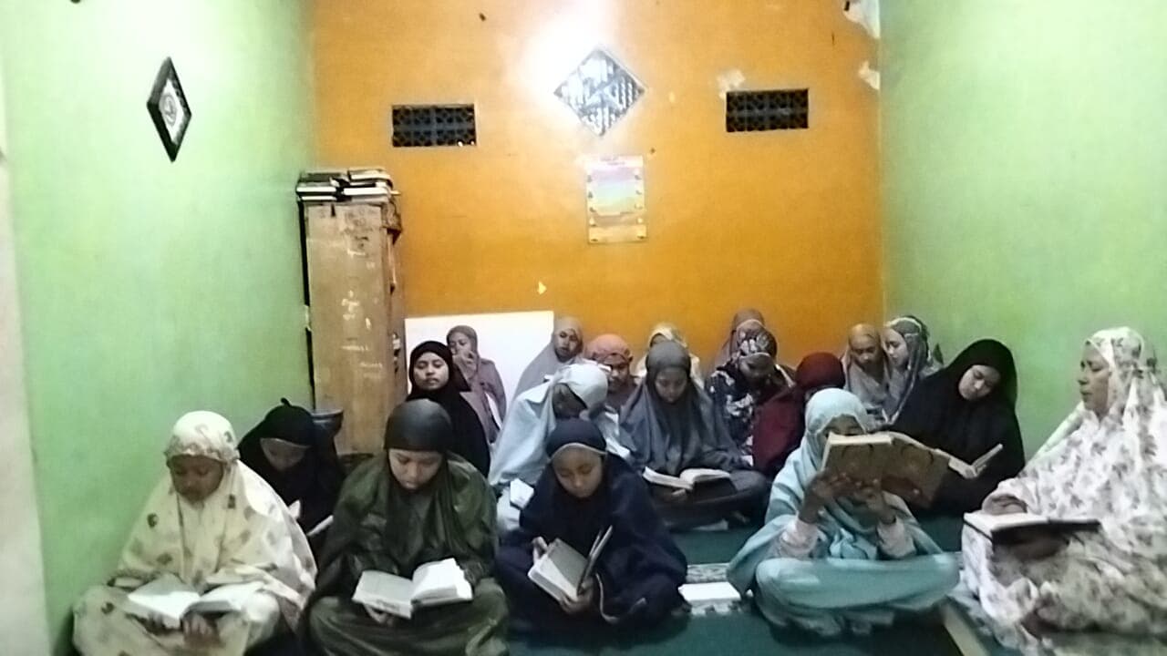 Anak-anak putri membaca Al-Qur'an bersama