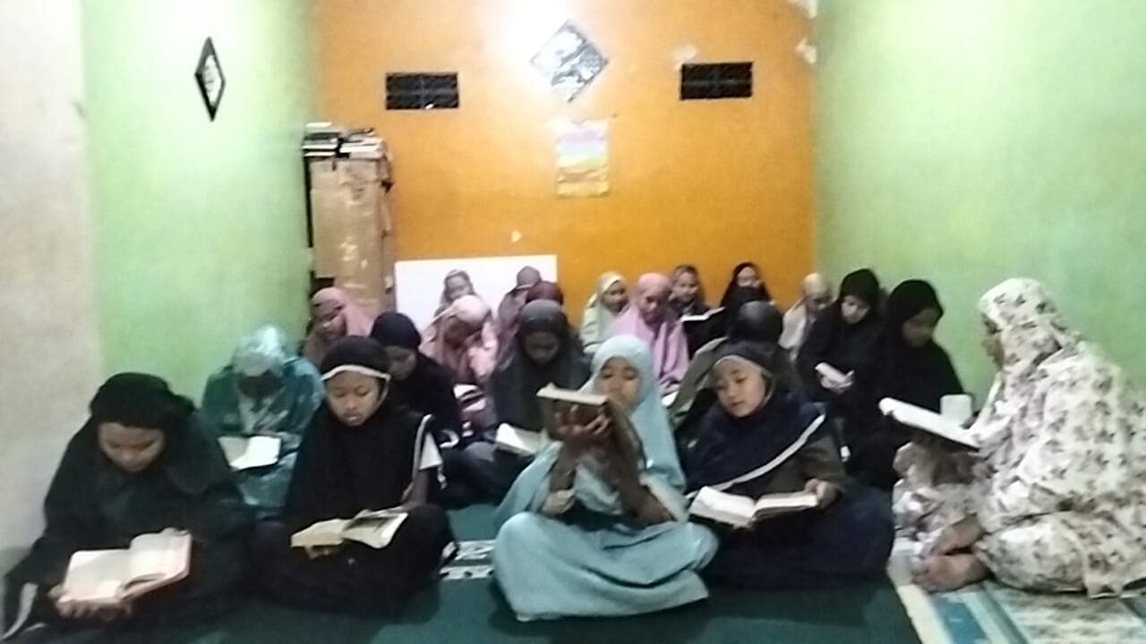 Anak-anak putri mengikuti halaqah