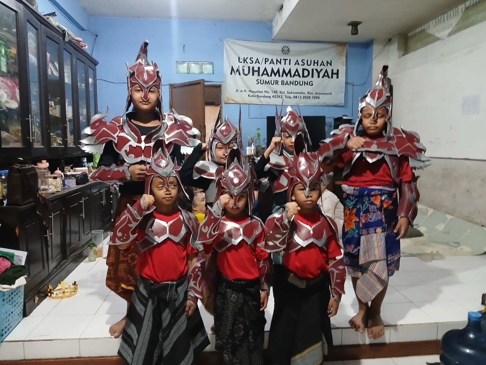 Anak-anak dan relawan berfoto bersama