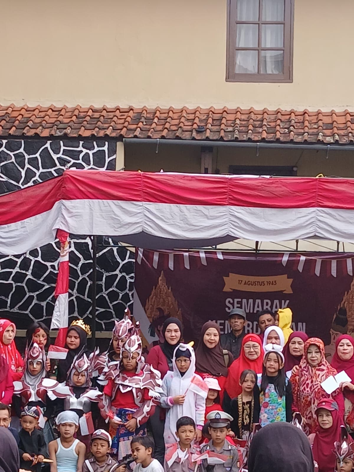 Anak-anak mengikuti kegiatan peringatan kemerdekaan