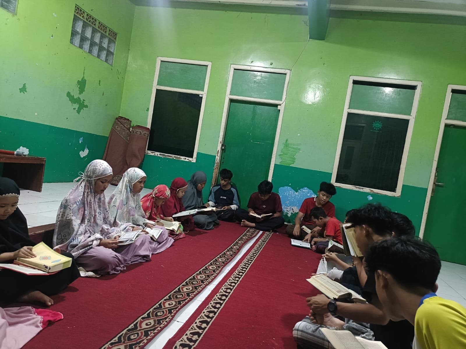 Anak-anak membaca Al-Qur'an bersama di ruangan panti