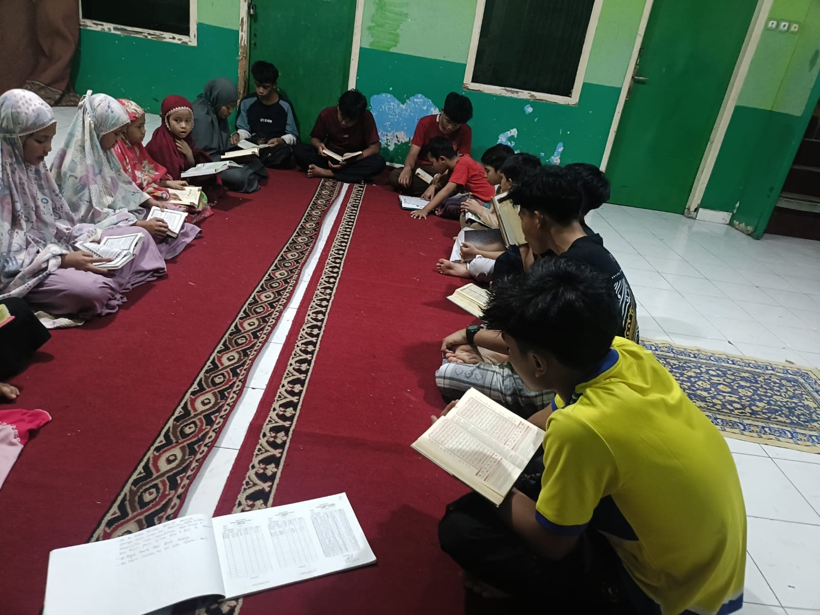 Anak-anak dan pendamping mengikuti kelas mengaji