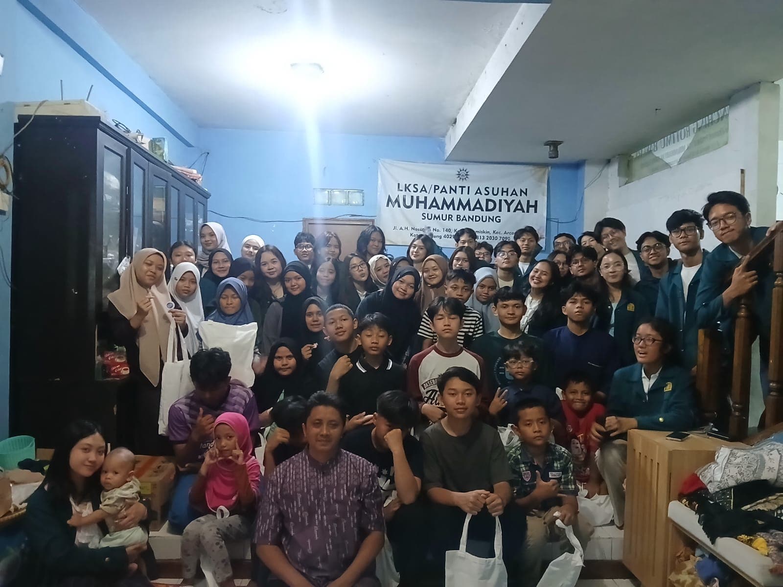 Kunjungan keluarga dan relawan ke lingkungan panti